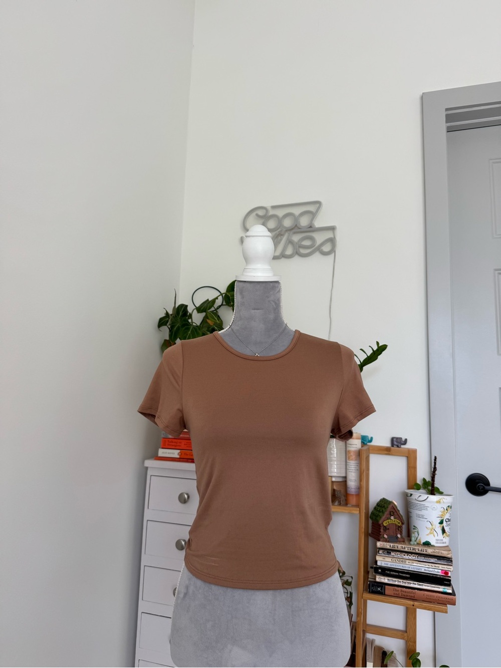 gaze Short Sleeve Crewneck Tee in Brown